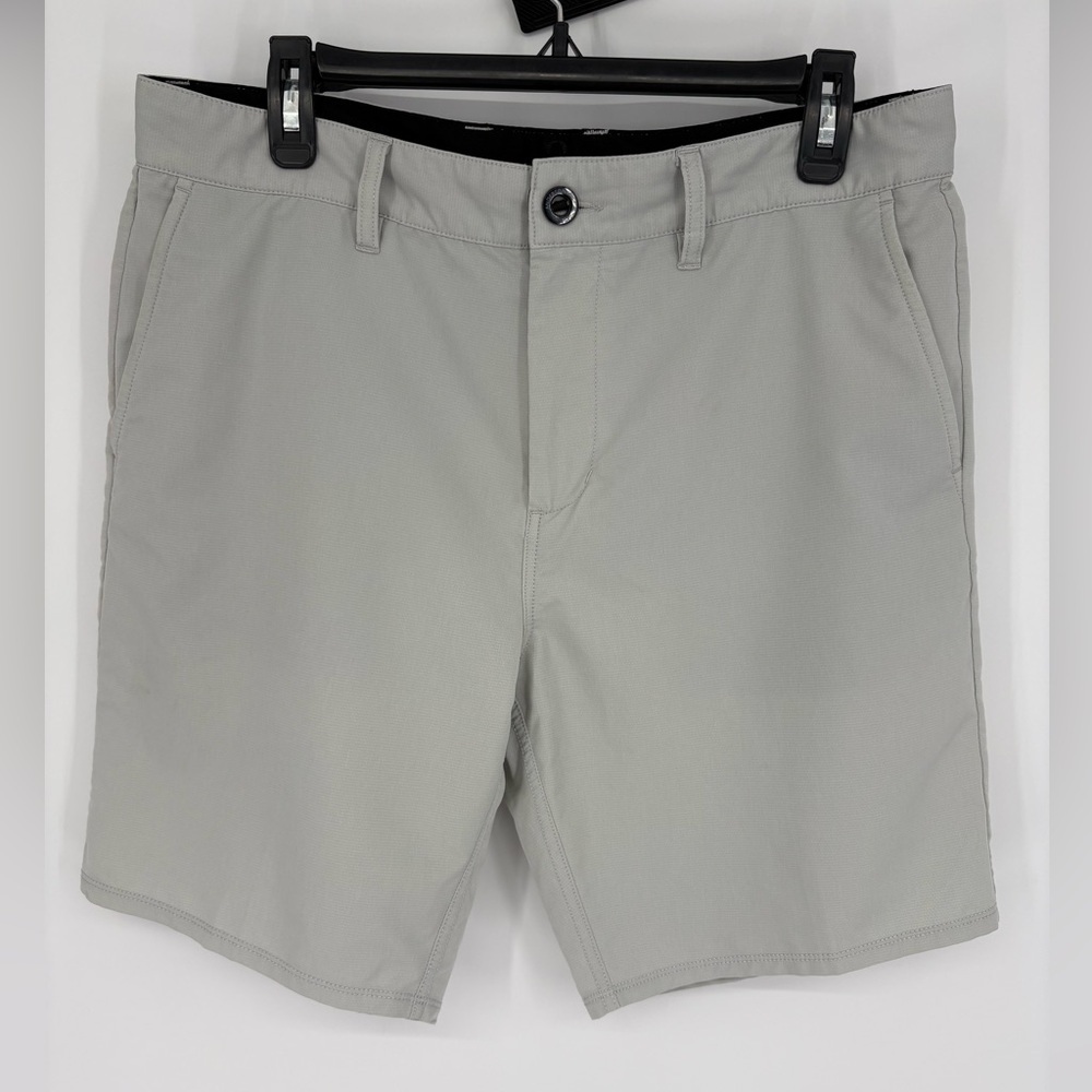 ANDERSONORD Performance Apparel Men's Flat Front Performance Shorts — Light Gray